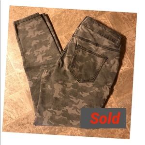 🌙 Maurices Jeggings grey camo small short